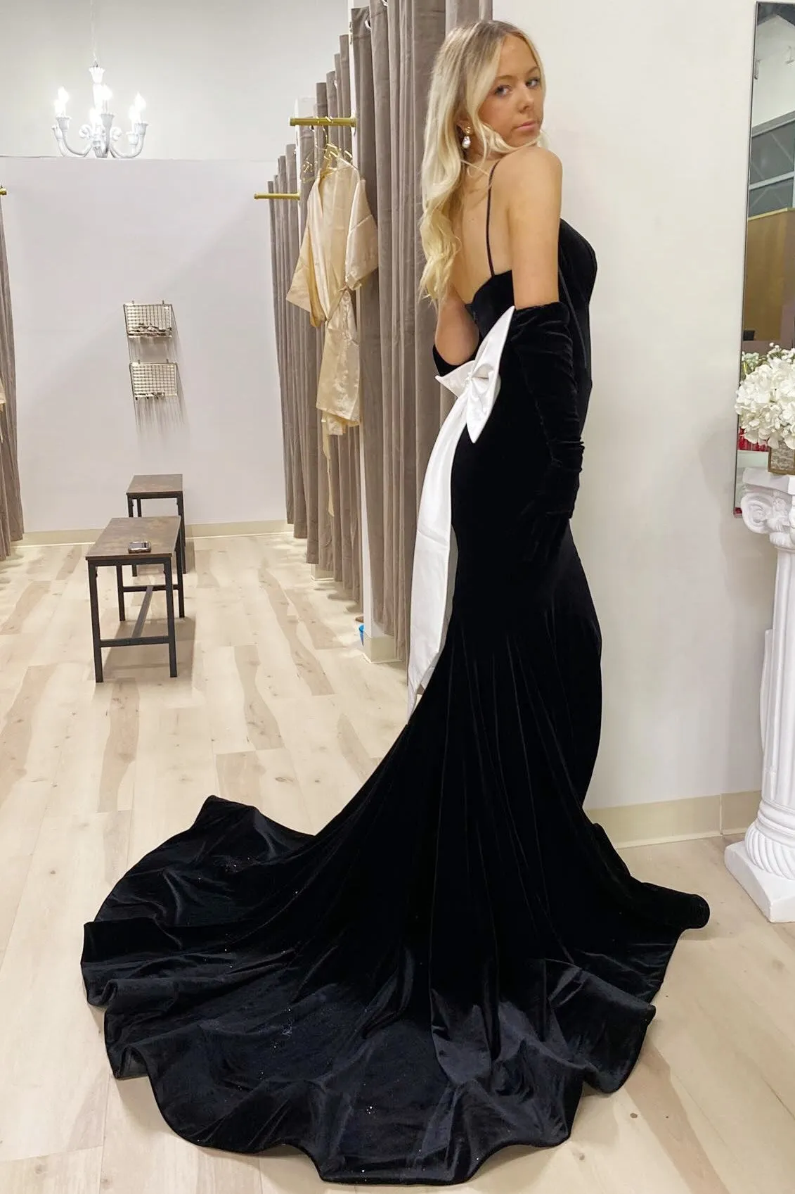 Charming Mermaid Sweetheart Black Velvet Long Prom Dress with Bow